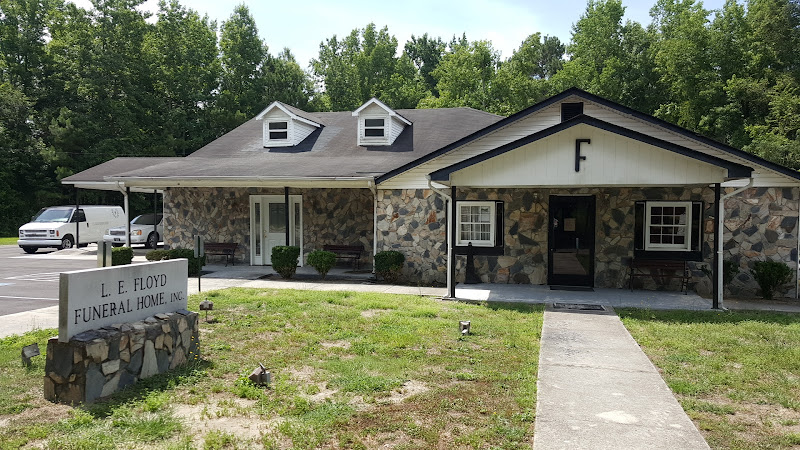 Funeral Services at L E Floyd Funeral Home in Red Springs, North Carolina | FuneralHomes.fyi L E Floyd Funeral Home Red Springs North Carolina