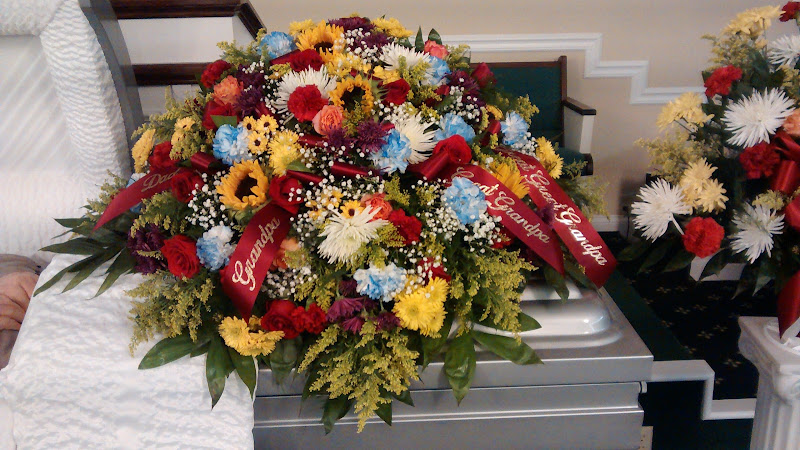 Funeral Services at Lake Cumberland Funeral Home in Somerset, Kentucky | FuneralHomes.fyi Lake Cumberland Funeral Home Somerset Kentucky