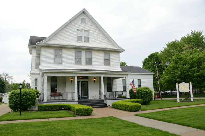 Funeral Services at Cox-Knapp Funeral Home in Paxton, Illinois | FuneralHomes.fyi Cox-Knapp Funeral Home Paxton Illinois