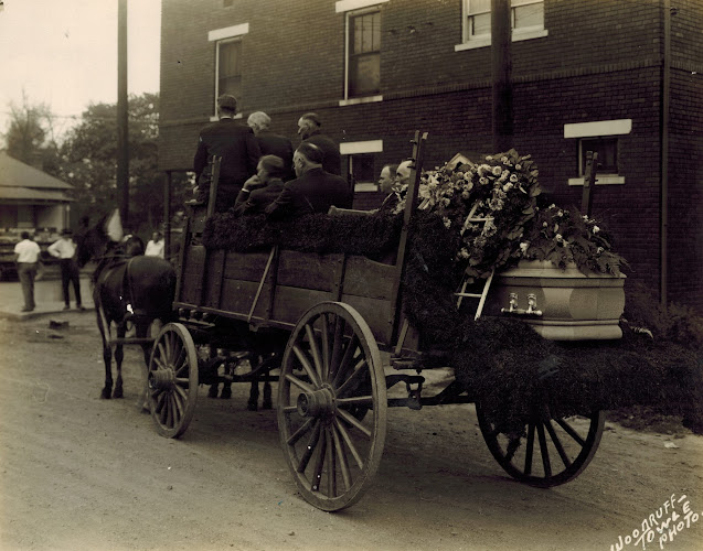 Funeral Services at Lindsey Funeral Home in Paducah, Kentucky | FuneralHomes.fyi Lindsey Funeral Home Paducah Kentucky