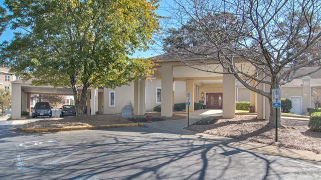 Funeral Services at Sandy Springs Chapel in Sandy Springs, Georgia | FuneralHomes.fyi Sandy Springs Chapel Sandy Springs Georgia